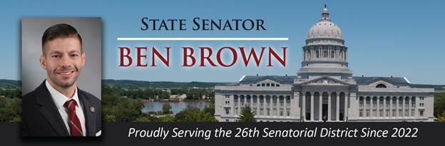 A person in a suit and tie in front of a white buildingAI-generated content may be incorrect.